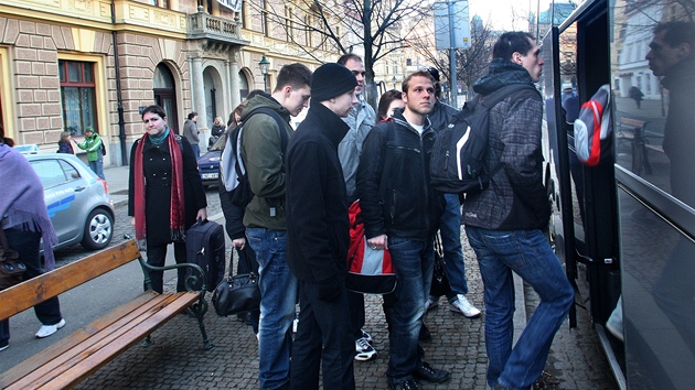 Studenti plzesk prvnick fakulty odjdj do Prahy, aby na vlastn ui slyeli verdikt ministra kolstv Josefa Dobee. 
