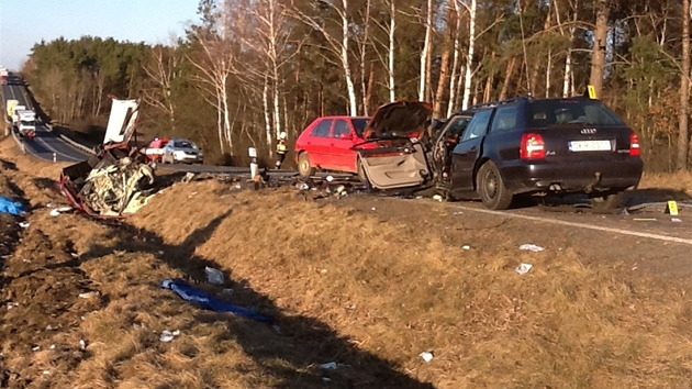 Vážná dopravní nehoda se stala u Ohučova na Domažlicku. Jeden z řidičů tu předjížděl a nestihl se včas zařadit do svého pruhu. 