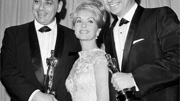 Velk radost z 5.dubna 1965.  Robert Sherman (vlevo) pzuje s Oscarem za hudbu k Mary Poppins. Zlatho ryte dostal tak jeho bratr Richard. ena v blm je hereka Debbie Reynoldsov.