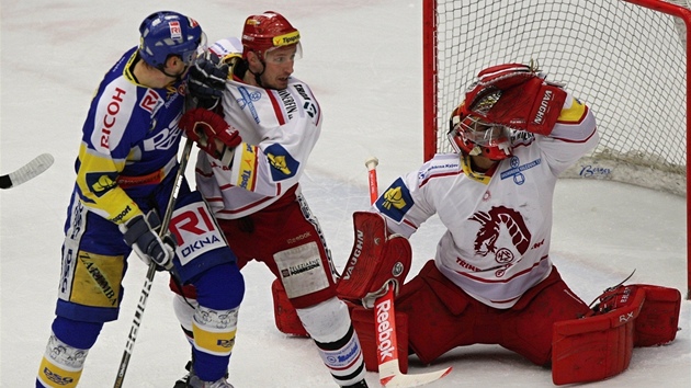 T�inecký gólman Peter Hamerlík likviduje jednu za �ancí hokejist� Zlína.