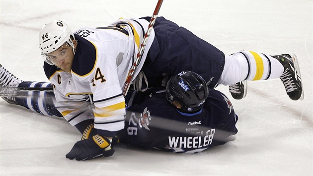 Andrej Sekera (nahoe) z Buffala v souboji s Blakem Wheelerem z Winnipegu.