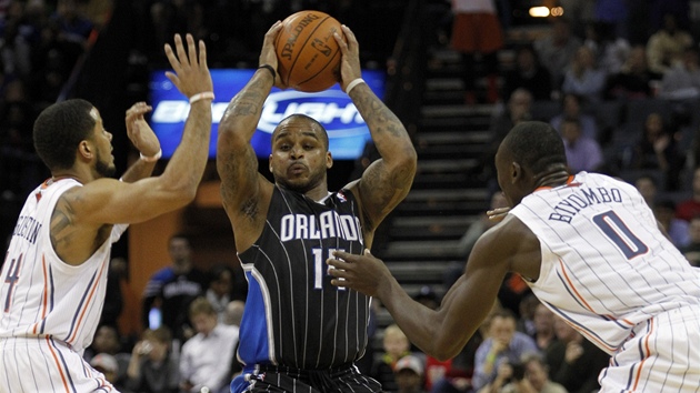 Jameer Nelson z Orlanda (uprosted) se snaí prosadit mezi bránícími D.J.