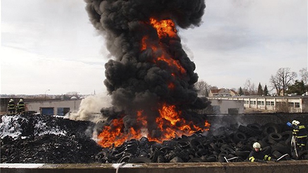 Desítky hasi likvidují poár pneumatik ve Vrdech na Kutnohorsku.