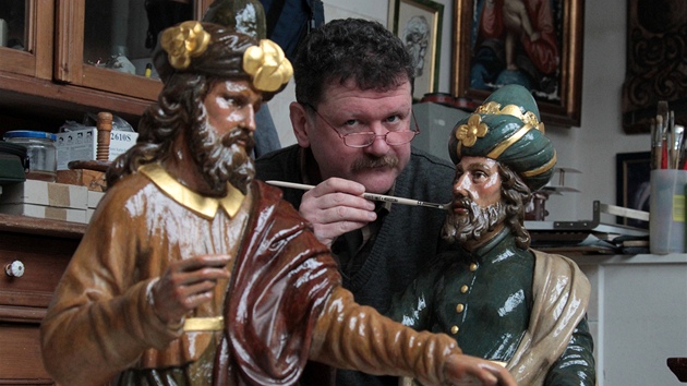 Restaurátor Jií Matjíek renovuje figury ze Staromstského orloje. Na vechna