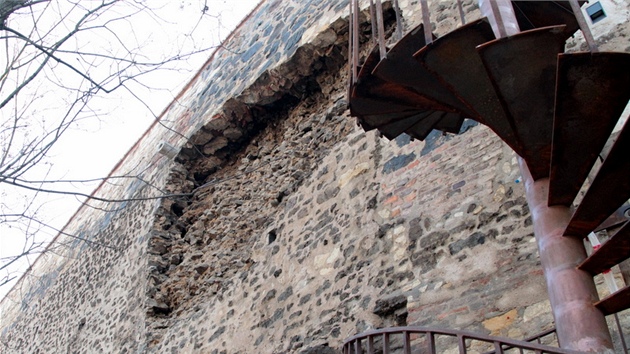 Z Vyšehradských hradeb se odlomila část kamenné zdi.