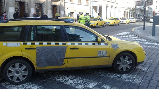Protestn jzdu taxiki ukonili ped budovou praskho magistrtu.