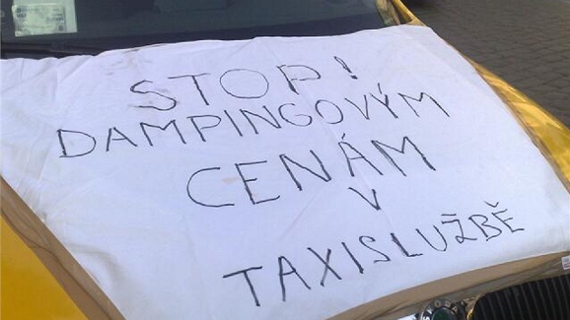 Protestní jízdu taxikáři ukončili před budovou pražského magistrátu.