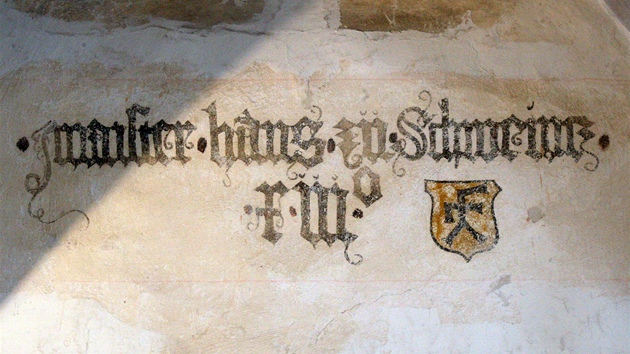 Nápis "maister hans zu Schweincz XIII°" za sebou nechal na zdi po dostavb