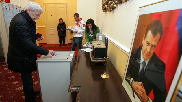 Ruský turista piel na konzulát v Karlových Varech volit pítího prezidenta