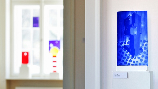 Exponát z výstavy Sklo-sklu-sklem v Interaktivní galerii Becherova vila. 