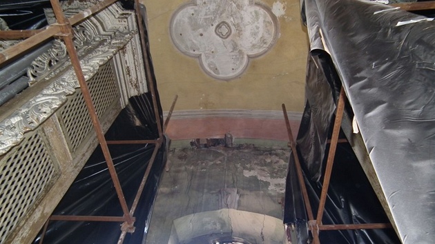 Vzácné varhany v kostele svaté Anny v Sedleci zakrývala při rekonstrukci stropní klenby zvláštní konstrukce.