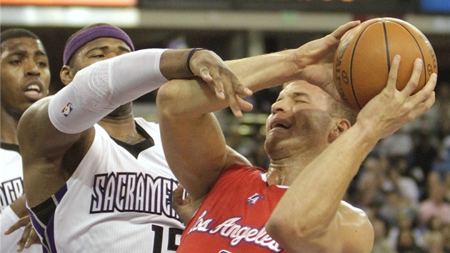 Blake Griffin z LA Clippers pod tlakem DeMarcuse Cousinse ze Sacramenta.