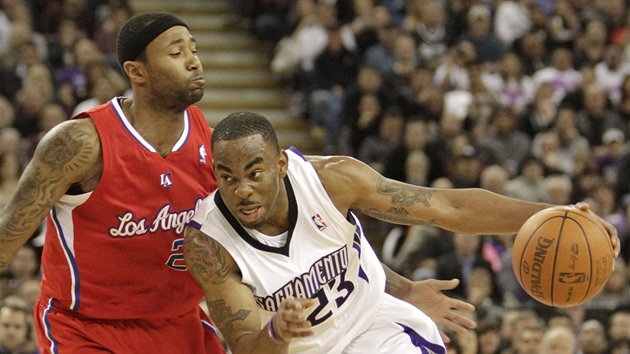 Marcus Thornton ze Sacramenta obchází Mo Williamse z LA Clippers.