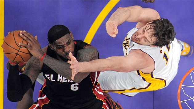 LeBron James z Miami zakonuje na ko LA Lakers pes Paua Gasola.