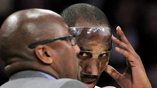 Kobe Bryant z LA Lakers naslouchá pokyny trenéra Mika Browna.
