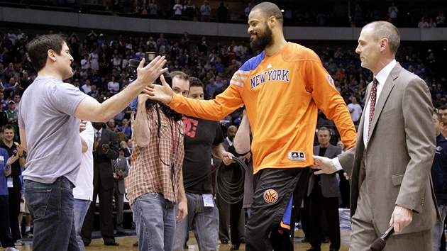 Tyson Chandler (v oranovém) se stal vítzem NBA s Dallasem Mavericks, a tak