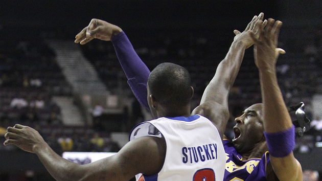 ODMASKOVANÝ. Rodney Stuckey z Detroitu srá�í Kobemu Bryantovi z LA Lakers jeho