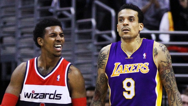 Nick Young z Washingtonu se raduje, Matt Barnes z LA Lakers vypadá pekvapen.