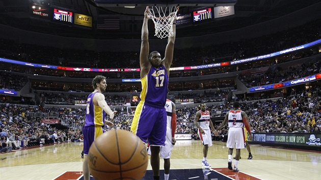 Andrew Bynum z LA Lakers se po smei vyvsil na ko Washingtonu.