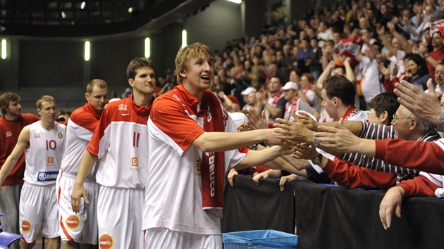 Nymburtí basketbalisté slaví s fanouky výhru nad CSKA Moskva.