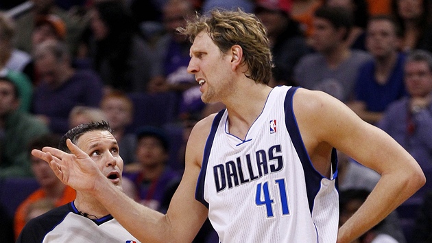 Dirk Nowitzki z Dallasu Mavericks si stuje u rozhodího.