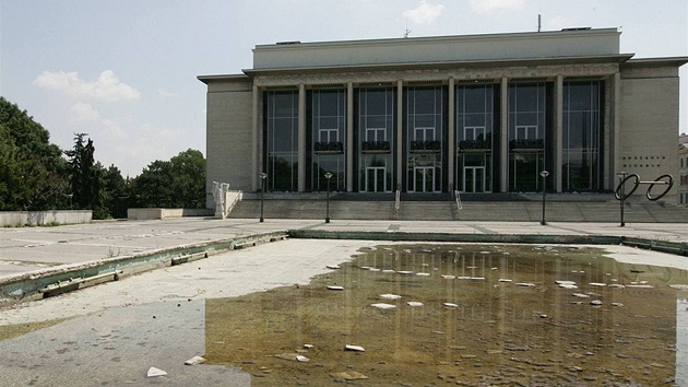 Nefungující kana ped Janákovým divadlem.