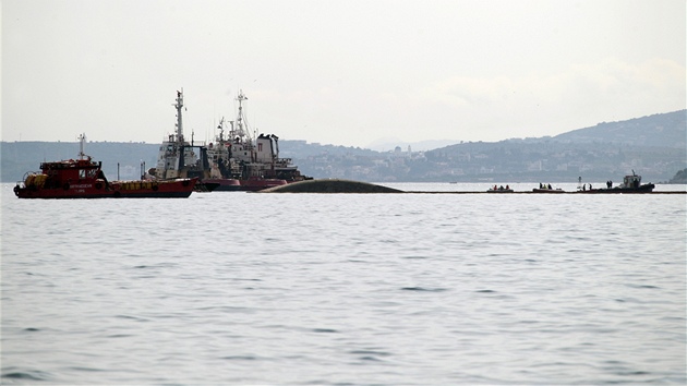 Malý ropný tanker se potopil kousek od Atén (5. b�ezna 2012)