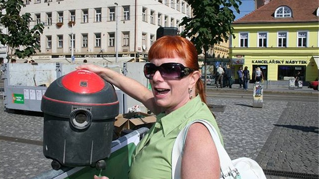 Bára �t�pánová se zbavuje starého elektrospot�ebi�e