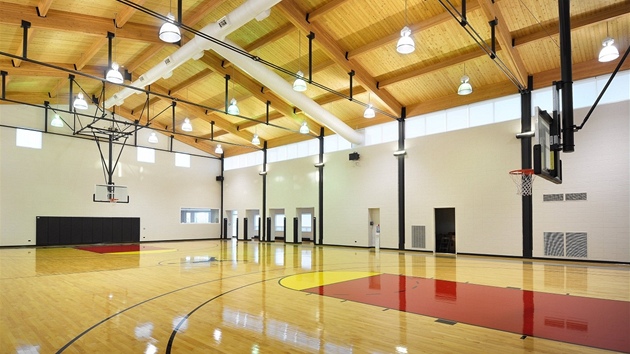 V obytném komplexu je nejvtí zajímavostí krytá basketbalová hala.