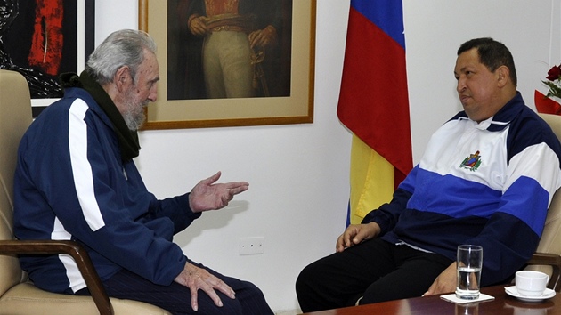 Fidel Castro rozmlouvá s venezuelských prezidentem Hugo Chávezem, kterého