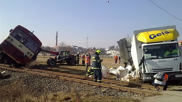 Ve Velkých Pavlovicích vykolejil po srážce s nákladním autem osobní vlak (5. března 2012)