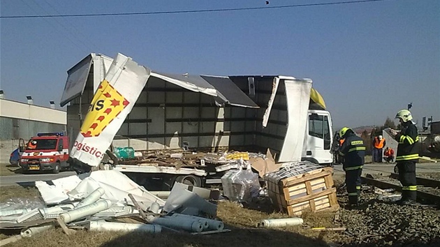 Ve Velkých Pavlovicích vykolejil po srážce s nákladním autem osobní vlak (5. března 2012)