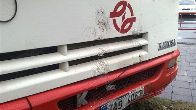 Ve Vršovicích narazil autobus do stromu (8. března 2012)