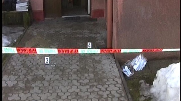 Zábr vchodu do domu v Trutnov, kde dvojici senior napadl jejich osmnáctiletý...