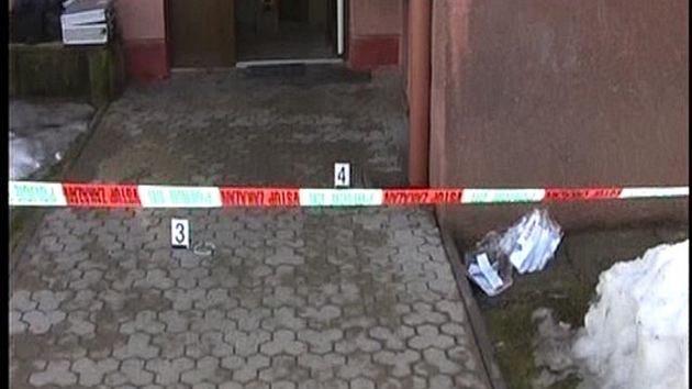 Záb�r vchodu do domu v Trutnov�, kde dvojici senior� napadl jejich osmnáctiletý...