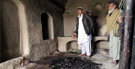 Afghántí initelé ukazují místo masakru vesnian v okrese Pandvaj. (12.