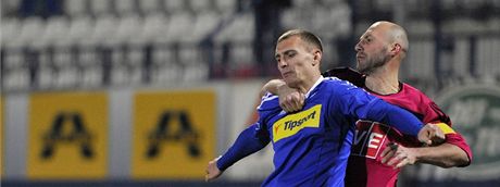 Fotbalista Sigmy Olomouc Zdenk Klesnil (v modrém dresu).