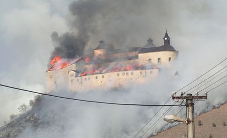 Rozsáhlý poár slovenského stedovkého hradu Krásna Hôrka