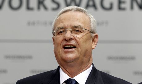 éf Volkswagenu Martin Winterkorn dostal loni rekordní mzdu 17 milion eur.