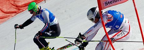 KDO S KOHO. Krytof Krýzl (vlevo) bojuje na trati paralelního slalomu pi