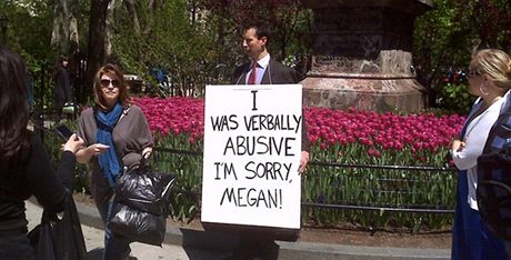 Jeff Ragsdale stojí u Madison Square Park s transparentem, na nm se omlouvá
