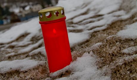 Pár házel rodin na zahradu rzné pedmty, napíklad hbitovní svíky a lahve s ernými stuhami. Ilustraní snímek