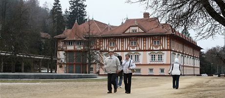 Cyklisté dojedou na kole a k Lázeskému námstí, které má písený povrch. U Jurkoviova domu musejí z kola sesednout.