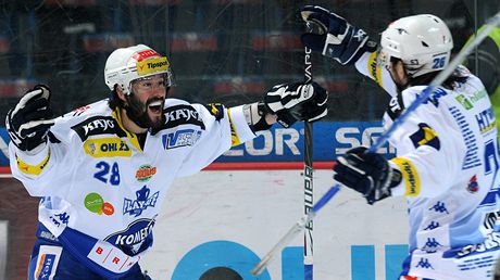 Brnnský hokejista Radek Dlouhý (vlevo) se raduje ze své trefy.