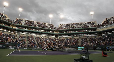 KULISA V INDIAN WELLS. Pod rozzáenými reflektory hrají Roger Federer a Rafael