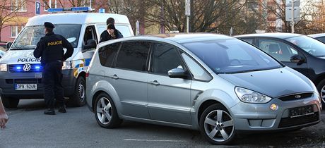 V souvislosti s pepadením autobazaru v Rokycanech zajistila policie v pondlí