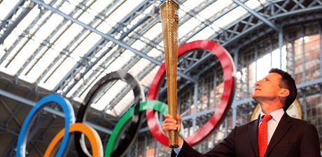 Takhle pózoval éf organizaního výboru londýnské olympiády Sebastian Coe s pochodní pro olympijskou tafetu. Hry se blíí a vy jste soutili o zájezd do Londýna.