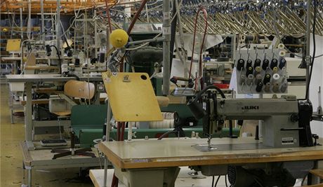 Stroje v jedné z posledních textilek v Olomouckém kraji, zlatohorské Goldberg Textil, jsou nyní oputné. Firma je zavená a ada lidí nedostala u dva msíce výplatu. (Ilustraní snímek)