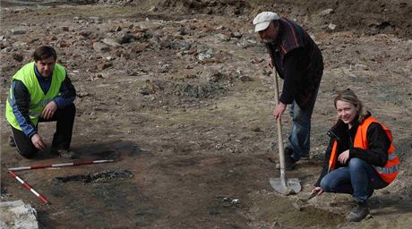 Archeologové zkoumající prostor stavby nového Tyrova mostu zde objevili adu