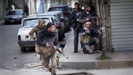 lenové Syrské osvobozenecké armády zaujímají pozice bhem stetu v mst Idlib